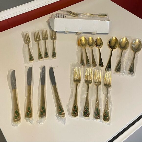 HOLLYBERRY 20 PC. GOLD PLATED HOLIDAY STAINLESS STEEL FLATWARE - Picture 2 of 6